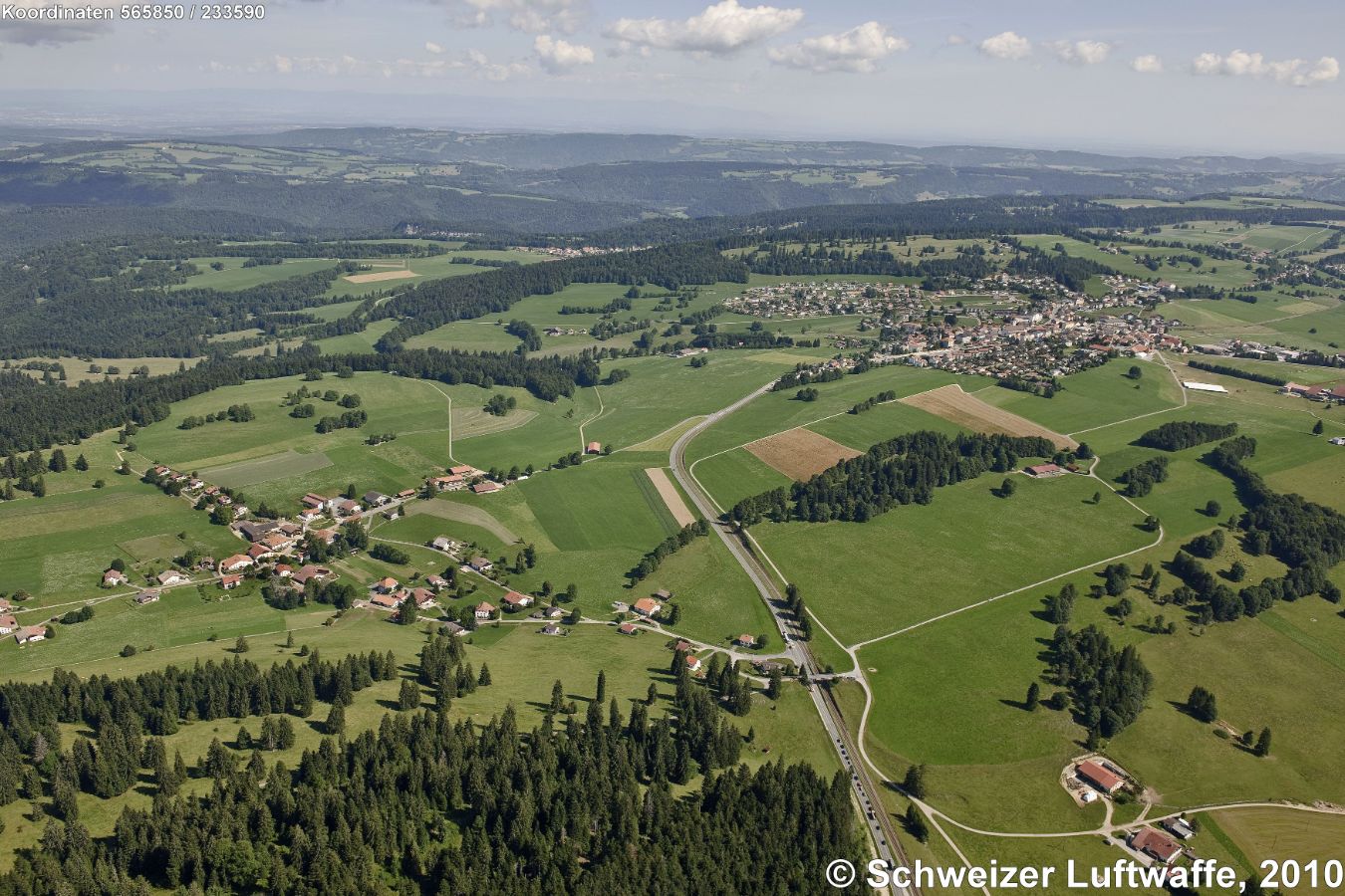 Franches Montagnes (Frreiberge): grosse Siedlung Saignelégier. Links: Muriaux. Am Bildrand oben rechts: Le Bémont.
